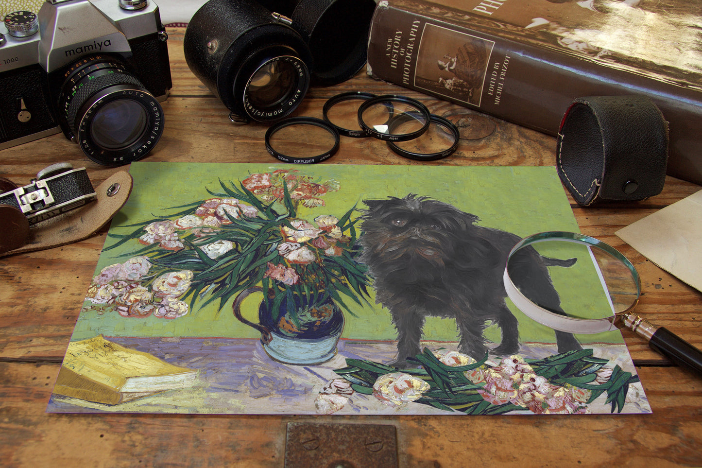 Vase Affenpinscher avec des lauriers roses et des livres Van Gogh par Nobility Dogs